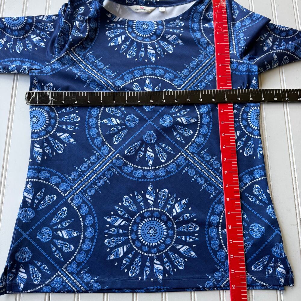 Vineyard Vines Sankaty Simple boatneck seashell medallion top size M - Picture 8 of 9